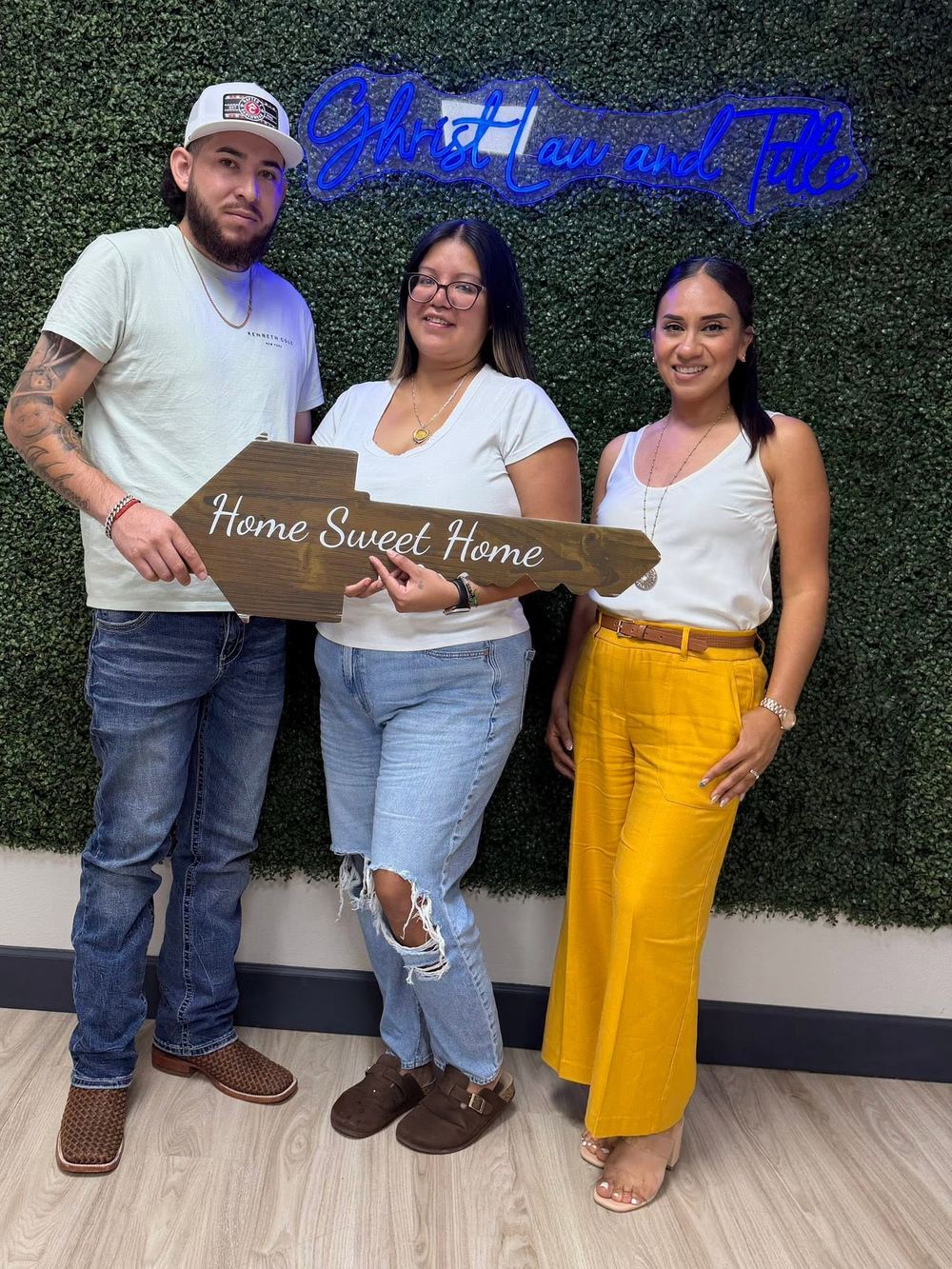 Cierre celebrado con letrero Home Sweet Home