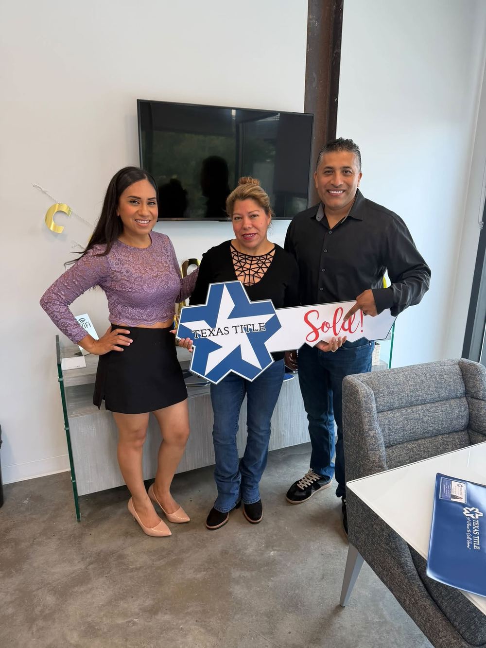 Cierre de venta celebrado con letrero Sold