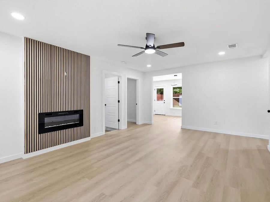 Sala interior con chimenea
